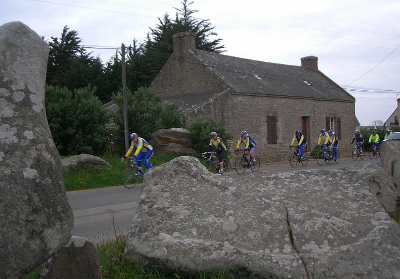 2011-04-14 04 Passage devant les alignements de Kerzerho.JPG